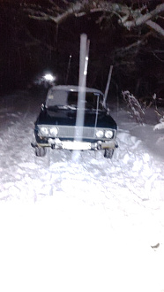 прошу помощи, не могу подняться заснеженных гору  вытащить застрявшую машину ВАЗ 2106