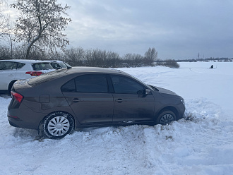 прошу помощи, в снегу застряла машина на съезде с главной дороги возле пляжа  вытащить застрявшую машину Школа рапид