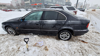 помогите пожалуйста, застрял в снегу, тороплюсь на работу вытащить застрявшую машину Бмв