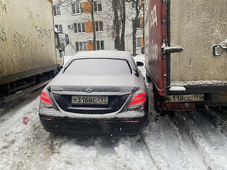прошу помощи, застрял в снегу, при попытках выехать стаскивает в грузовик. вытащить застрявшую машину МВ ешка