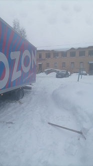помогите, провалился в снег, нужен полный привод чтобы вытащить вытащить застрявшую машину Газель