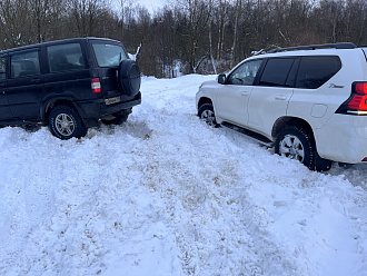 помогите, зарылся в снегу, выдернуть метров 5 вытащить застрявшую машину Уаз патриот