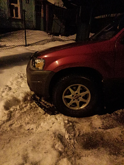 помогите, пожалуйста, парковалась у дома, и стащило меня немножко одним колёсиком в заснеженную канаву.  вытащить застрявшую машину Ford escape 