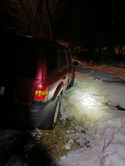 помогите, пожалуйста, парковалась у дома, и стащило меня немножко одним колёсиком в заснеженную канаву.  вытащить застрявшую машину Ford escape 