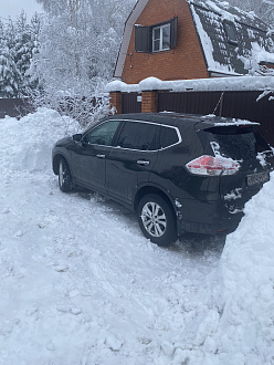 помогите пожалуйста,  за ночь дорогу засыпало снегом, машина переднеприводная, шлифует в снегу. Как смогла откопала и развернула, но дальше никак. вытащить застрявшую машину Ниссан икстрейл