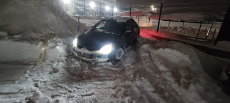 Здравствуйте,помогите пожалуйста, из-за большого количества снега машина увязла в снегу, помочь некому, все спят( Желательно помочь выехать  вытащить застрявшую машину Mitsubishi Lancer 