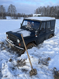 помогите пожалуйста,  поле вспаханное местами под снегом грязь что усложняет  вытащить застрявшую машину Уаз