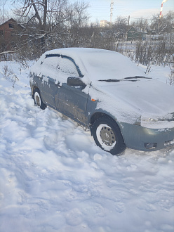 помогите, застрял в снегу, машина перестала заводится, нужен желательно полный привод чтобы вытянуть вытащить застрявшую машину Лада калина 