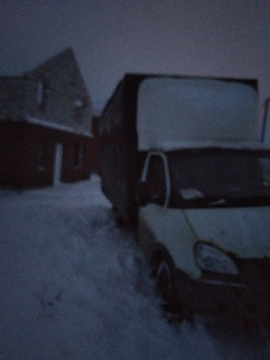прошу помощи, нужно чем то дернуть, зарылся в снег вытащить застрявшую машину Газель