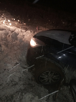 прошу помощи, машина застряла в снегу,уже несколько часов не могу уехать, помогите пожалуйста  вытащить застрявшую машину Черри
