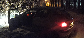 помогите пожалуйста, застрял в снегу, лопаты нет вытащить застрявшую машину Peugeot 206