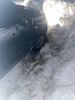 помогите, застряла машина в снегу, нужно дернуть вытащить застрявшую машину Datsun