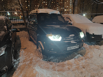 помогите пожалуйста,  застрял в снегу во дворе! вытащить застрявшую машину УАЗ Патриот