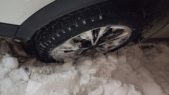 помогите пожалуйста,  вытащить машину, застряли в снегу рыхлом  вытащить застрявшую машину Ниссан 