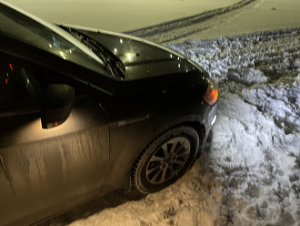 помогите, застряла машина в снегу, больше часа не можем выехать, колеса на льду забуксовали, тросс и крюк свои есть  вытащить застрявшую машину Ford Mondeo