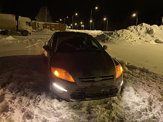 помогите, застряла машина в снегу, больше часа не можем выехать, колеса на льду забуксовали, тросс и крюк свои есть  вытащить застрявшую машину Ford Mondeo