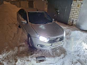 прошу помощи,  застрял в снегу дотянуть до дороги, денег совсем нет, 500 рублей осталось могу их отдать вытащить застрявшую машину Lada granta
