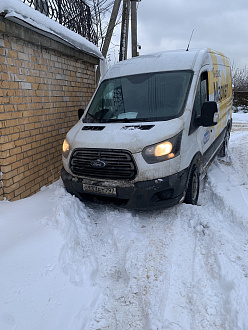 помогите пожалуйста,  из-за снега машина съехала с колеи и застала в снегу вытащить застрявшую машину Ford Transit 