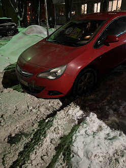 Сел в снегу на парковке. Сзади бардюр, машина мордой сидит на сугробе вытащить застрявшую машину Опель