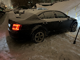 помогите пожалуйста, застрял в снегу, днищем  вытащить застрявшую машину Skoda Octavia