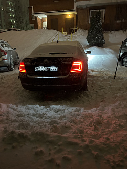 помогите пожалуйста, застрял в снегу, днищем  вытащить застрявшую машину Skoda Octavia