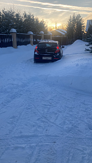 помогите, застряла в снегу, выезжая из дома вытащить застрявшую машину Хендай солярис