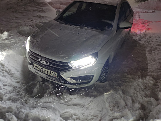 помогите, застрял в снегу, слегка не рассчитал;) вытащить застрявшую машину Lada vesta