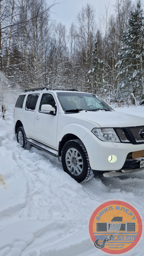 фото застрявшего Nissan Pathfinder  