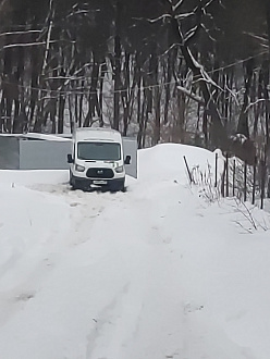 помогите пожалуйста,  застрял в снежной колее на подъёме, протянуть нужно немного, метров 50, искал трактор, 2 часа уже хожу по деревням, все без толку вытащить застрявшую машину Ford Transit