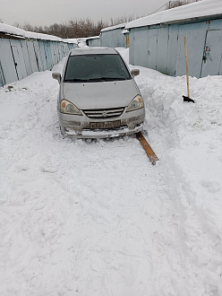 помогите пожалуйста,  встал на лёд на подъёме, нечищено в гаражах вытащить застрявшую машину Сузуки лиана