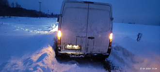 помогите пожалуйста,  застрял в поле, левыми колёсами попал в снег вытащить застрявшую машину Sollers Atlant