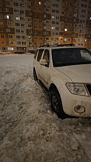 помогите пожалуйста,  нужна лебёдка или трактор, снег на парковке рыхлый, даже не смог тронуться зарылся в момент вытащить застрявшую машину Nissan pathfinder 