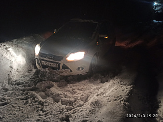 прошу помощи, застрял при выезде после снегопада, до центральной дороги 100 метров по рыхлому снегу (нечищенная дорога)  вытащить застрявшую машину Focus 3