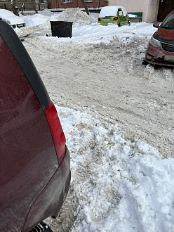 Застрял во дворе, снег жёсткий, не копается вытащить застрявшую машину Lada Largus