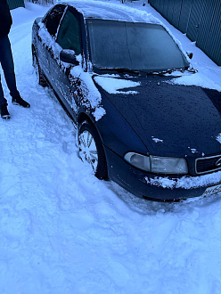 помогите пожалуйста,  машина закопалась в снегу вытащить застрявшую машину Ауди