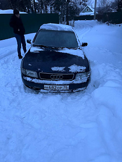 помогите пожалуйста,  машина закопалась в снегу вытащить застрявшую машину Ауди