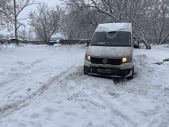 помогите пожалуйста,  застрял в снегу микроавтобус провалился откапывал докапал до льда машина не едет вытащить застрявшую машину Фольксваген крафтер