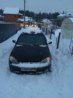 помогите, застряли на улице в снегу вытащить застрявшую машину Шевроле и хентай ассенизатор
