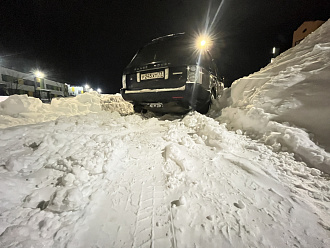 Сел на пузо. Пневмой примял под собой снег. Но под колёсами лёд. Немного не хватает зацепа, выехать. Нужно чуток дёрнуть или залебедить.  вытащить застрявшую машину Range Rover