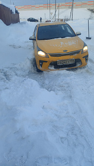 прошу помощи, сел в снегу вытащить застрявшую машину Киа
