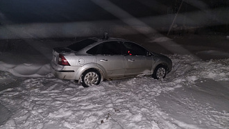 застряла машина возле дома помогите пожалуйста,  дёрнуть из снега вытащить застрявшую машину Форд фокус 