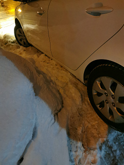 помогите пожалуйста,  дёрнуть на тросе во дворе. Машинка село пузом на лед и снег. Неудачно парковалась вытащить застрявшую машину Киа Рио 