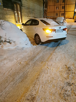 помогите пожалуйста,  дёрнуть на тросе во дворе. Машинка село пузом на лед и снег. Неудачно парковалась вытащить застрявшую машину Киа Рио 
