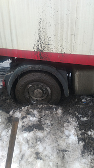 прошу помощи, фура, тягача стянуло по льду на обочину и закопали в грязи задним правыми колёсами, машина груженая, но тоннаж 6 тонн вытащить застрявшую машину Ман