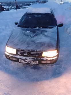 помогите пожалуйста,  застрял в снежном сугробе, задние колеса чуть примерзли. Трос есть вытащить застрявшую машину Фольксваген б4