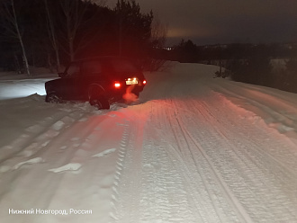 помогите пожалуйста,  решили поехать рядом с дорогой и ушла в снег морда, потом и жопа  вытащить застрявшую машину Нива