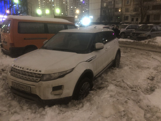 помогите пожалуйста, достать автомобиль из снега, села на брюхо вытащить застрявшую машину Range Rover Evouqe