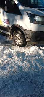 прошу помощи, машина на льду буксует вытащить застрявшую машину Форд транзит