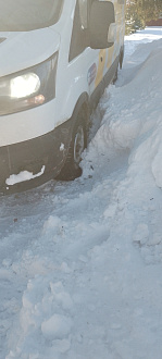 прошу помощи, машина на льду буксует вытащить застрявшую машину Форд транзит