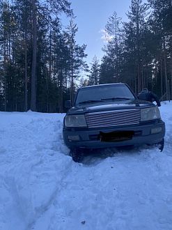 помогите пожалуйста,  застрял в снегу на лесной дороге, нужно вытащить вытащить застрявшую машину Toyota Land Cruiser 100 